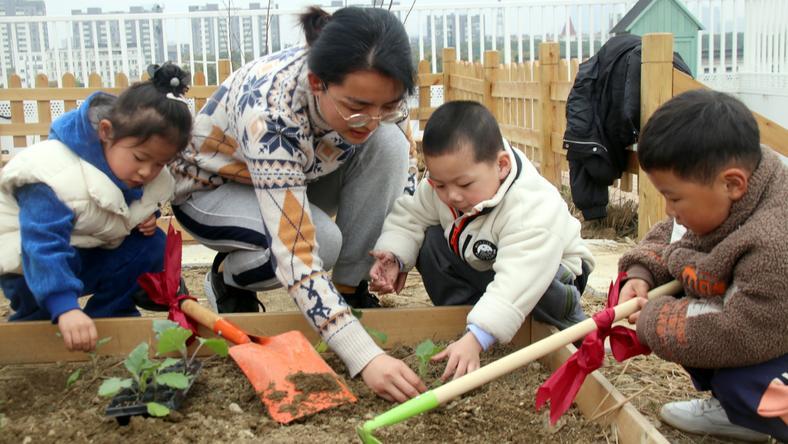 三孩免费读公办高中,潍坊为何出此策?